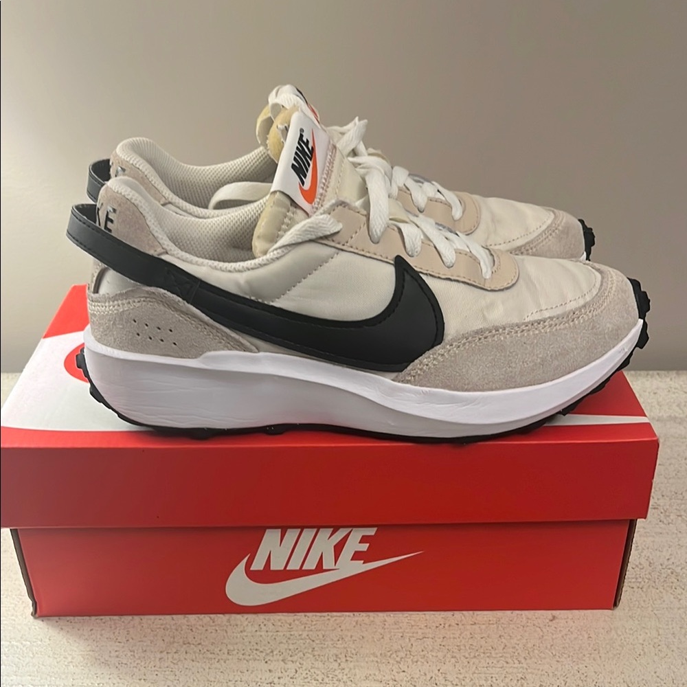 Nike Women’s Cream and Black Sneakers Waffle Debut size 7